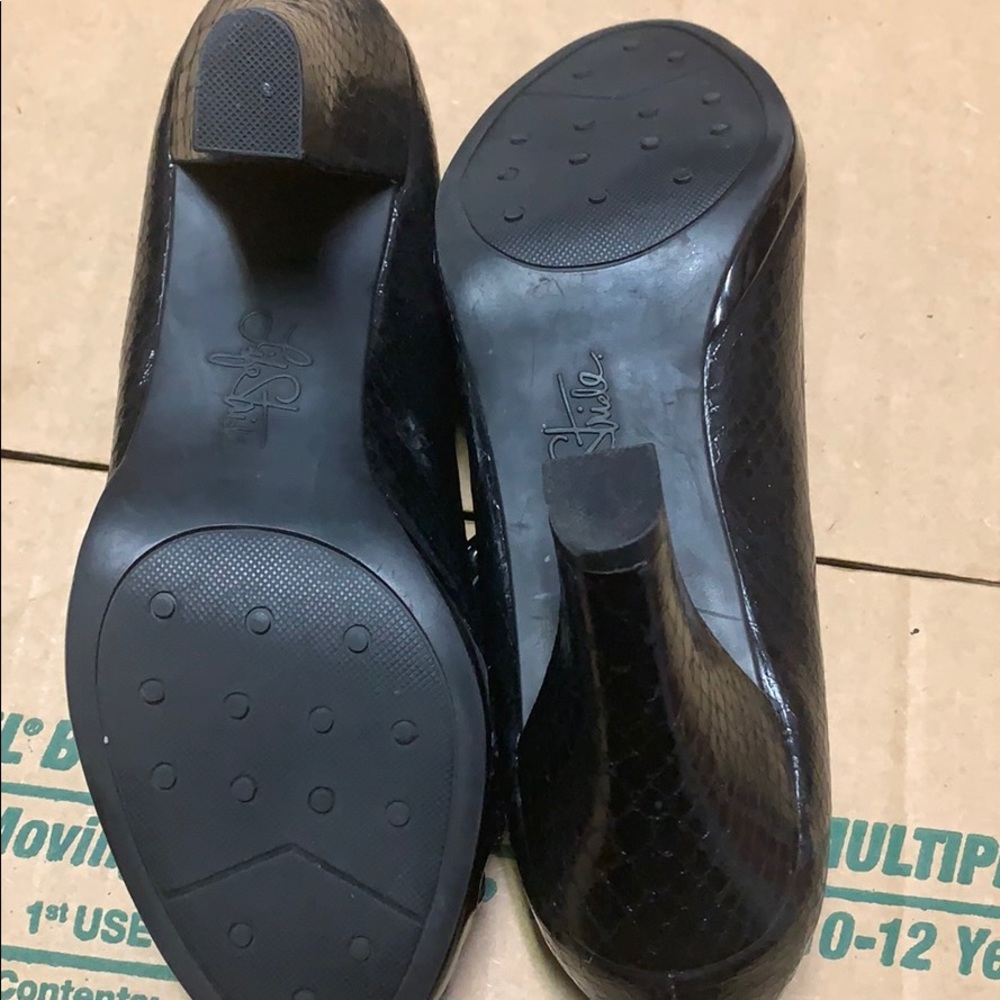 Shoes - Picture 3 of 4